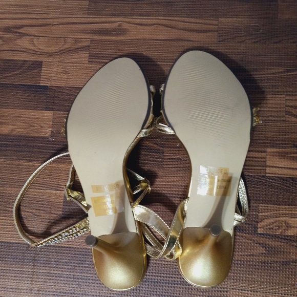 Fancy Women's Frist Sight Gold Heels - Picture 7 of 9